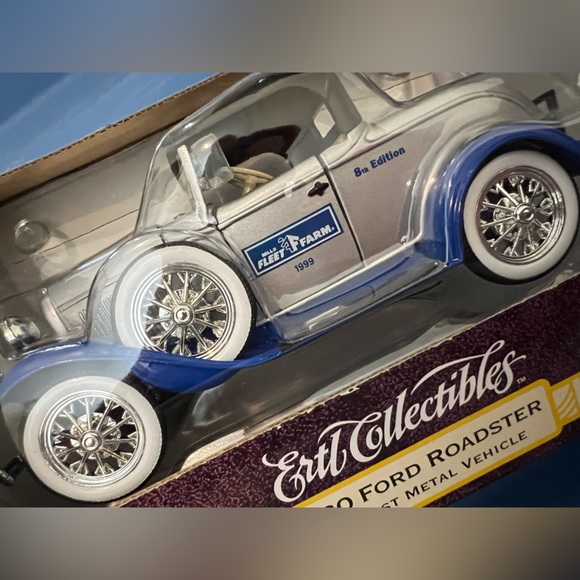 *NWT* ERTL Collectibles 1930 Ford Roadster Fleet Farm Die-Cast Metal Vehicle - Picture 7 of 7